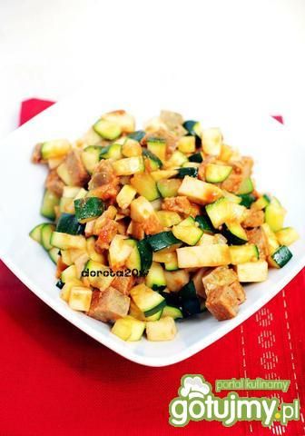 Sałatka z cukinii, kalarepki i pieczoneg