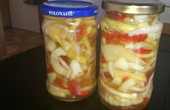 Sałatka z cukinii, kalarepki, papryki i cebuli