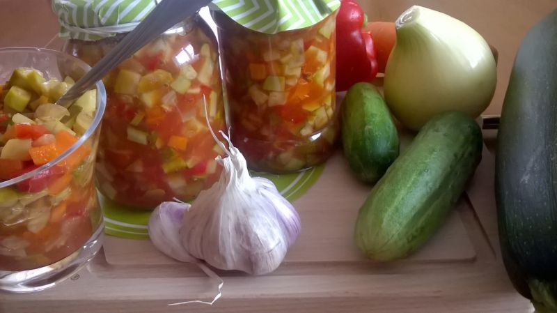 Sałatka z cukinii w przecierze pomidorowym Sałatka z cukinii w przecierze pomidorowym