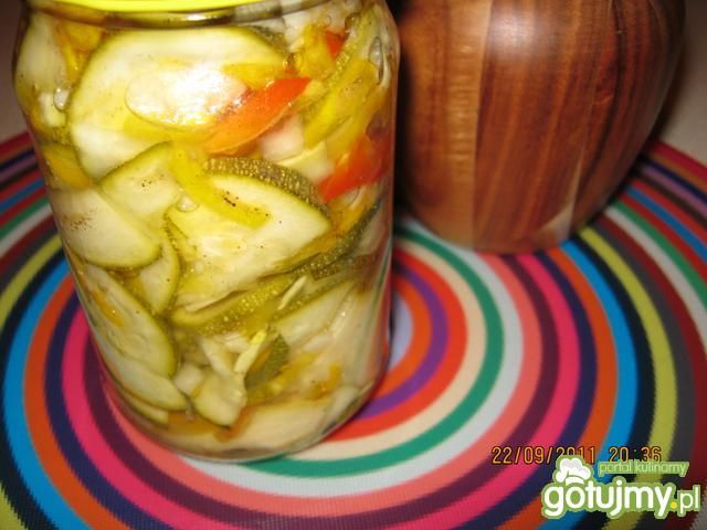 Sałatka z cukinii w słoiki.