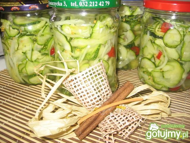 Sałatka z cukinii z papryką i cebulą