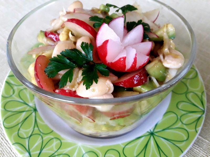 Sałatka z cykorią i gotowaną białą fasolą