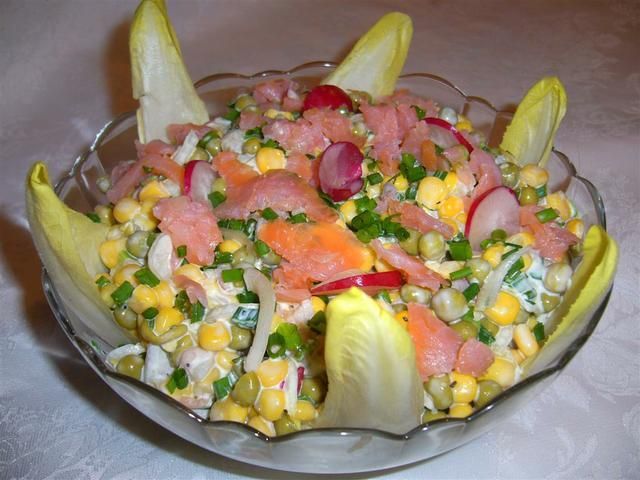 Sałatka z cykorią i wędzonym łososiem  Sałatka z cykorią i wędzonym łososiem