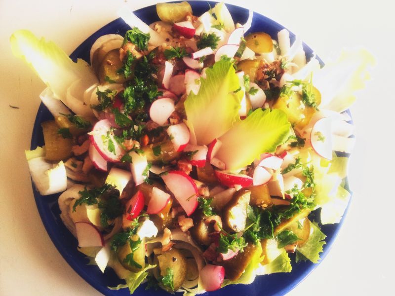 Sałatka z cykorii, orzechów, rzodkiewki, ogórków.