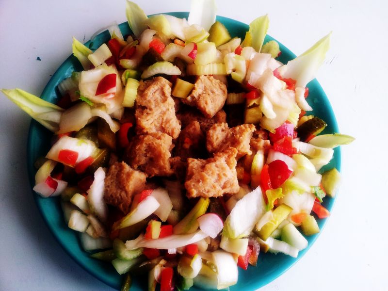 Sałatka z cykorii, rzodkiewki z kostką sojową