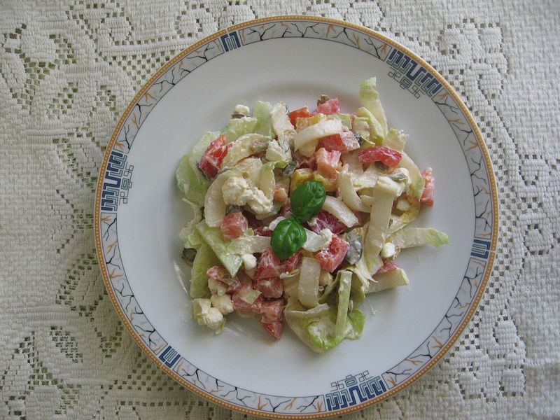 Sałatka z cykorii z fetą i pestkami dyni