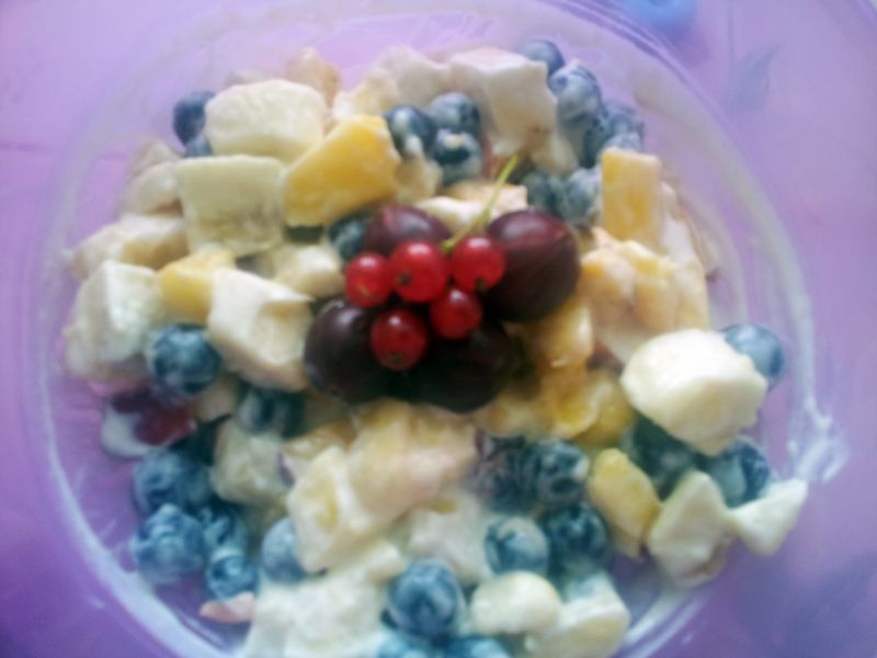 Sałatka z czarnej porzeczki nektarynki i bananów