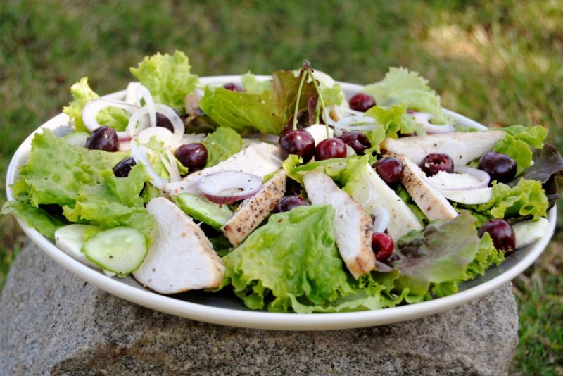 Sałatka z czereśniami