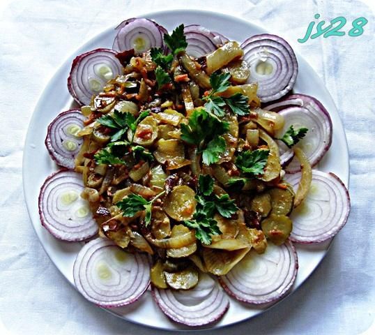 Sałatka z czerwoną cebulą Sałatka z czerwoną cebulą