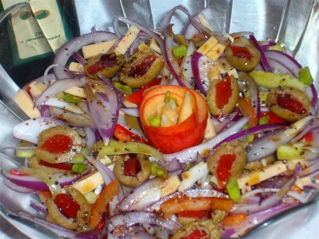 Sałatka z czerwoną cebulą i żółtym serem