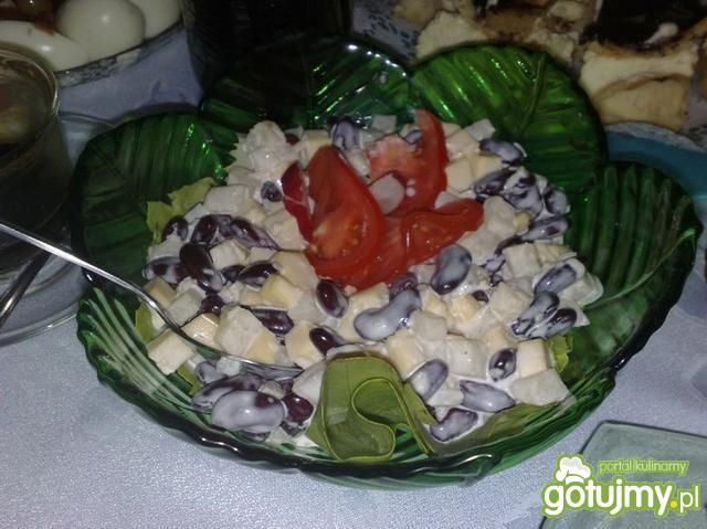 Sałatka z czerwoną fasola i ananasem