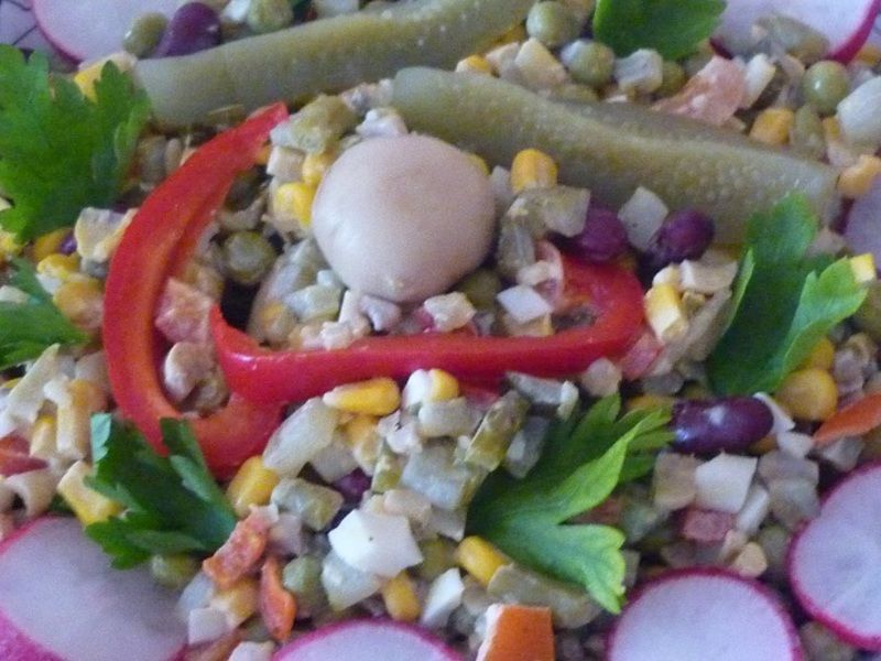 Sałatka z czerwoną fasolą, kukurydzą i groszkiem