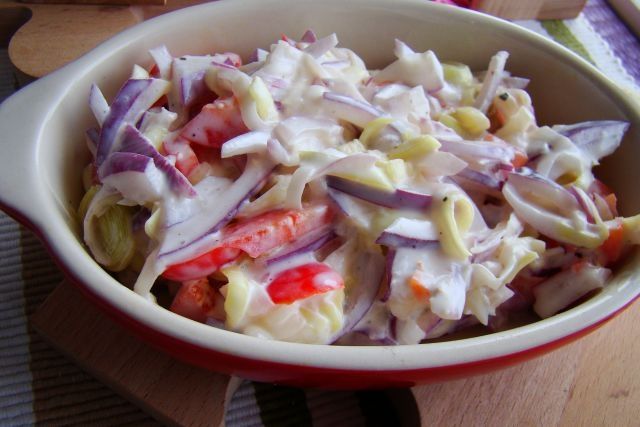 Sałatka z czerwonej cebuli i pora 