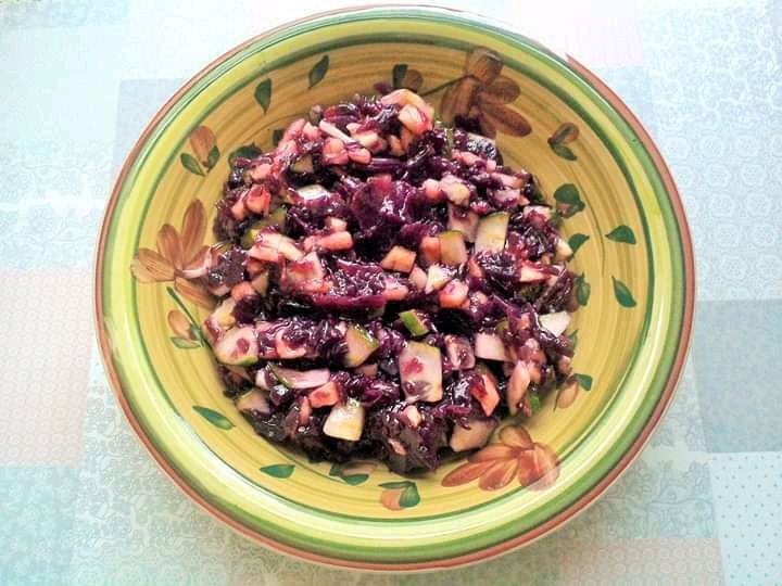 Sałatka z czerwonej kapusty z jabłkiem i ogórkiem 
