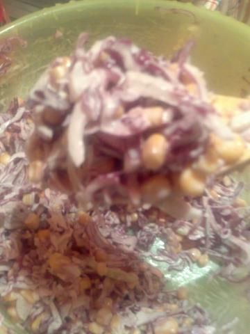 Sałatka z czerwonej kapusty z kukurydzą