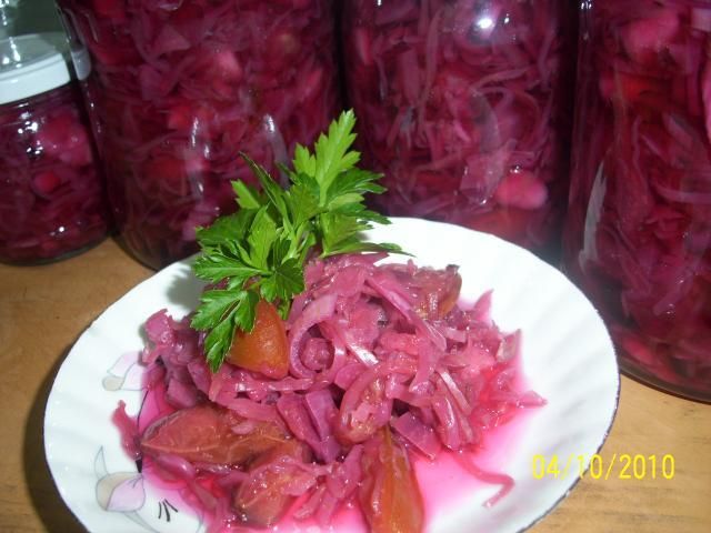 Sałatka z czerwonej kapusty z owocami