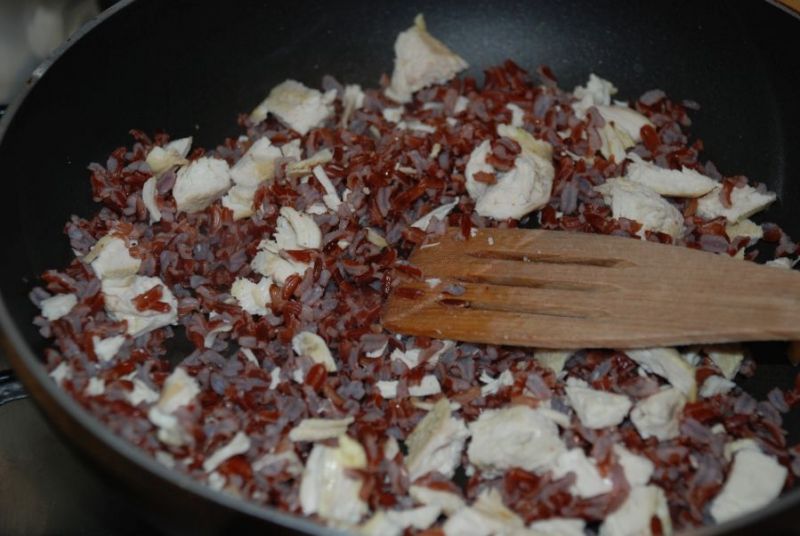 Sałatka z czerwonym ryżem i orzeszkami piniowymi