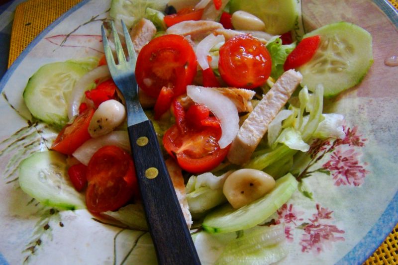 Sałatka z czosnkiem marynowanym  Sałatka z czosnkiem marynowanym