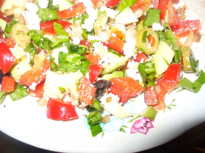 Sałatka z czosnkiem niedźwiedzim i papryką