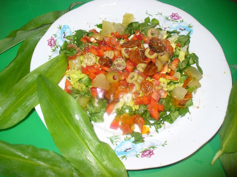 Sałatka z czosnkiem niedźwiedzim i warzywami Sałatka z czosnkiem niedźwiedzim i warzywami