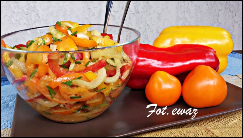 Sałatka z dipem musztardowym