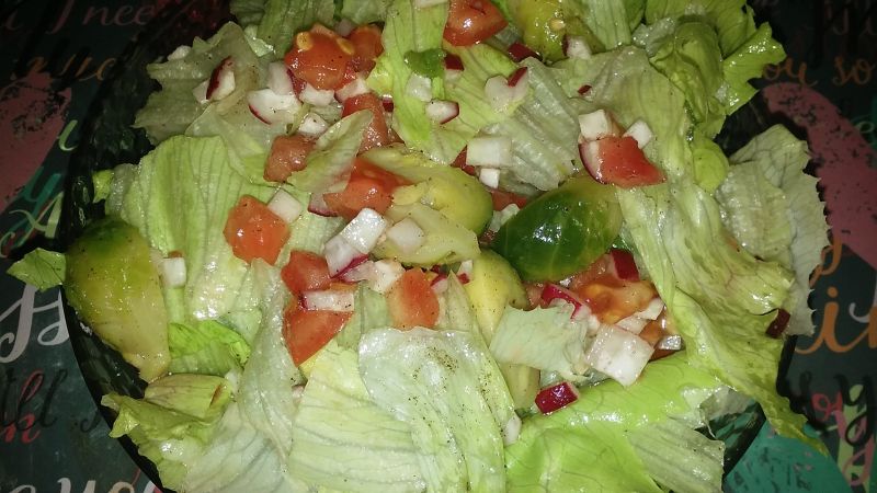 Sałatka z dodatkiem brukselki Sałatka z dodatkiem brukselki