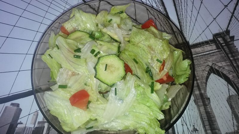 Sałatka z dodatkiem cukinii Sałatka z dodatkiem cukinii