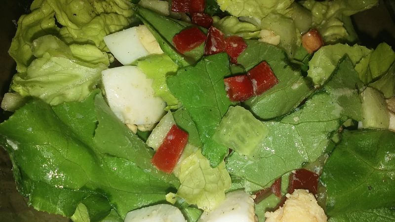 Sałatka z dodatkiem jajek Sałatka z dodatkiem jajek