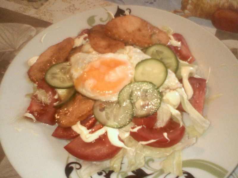 Sałatka z dodatkiem medalionów z łososia Sałatka z dodatkiem medalionów z łososia