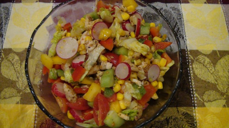 Sałatka z dodatkiem sałaty rzymskiej 