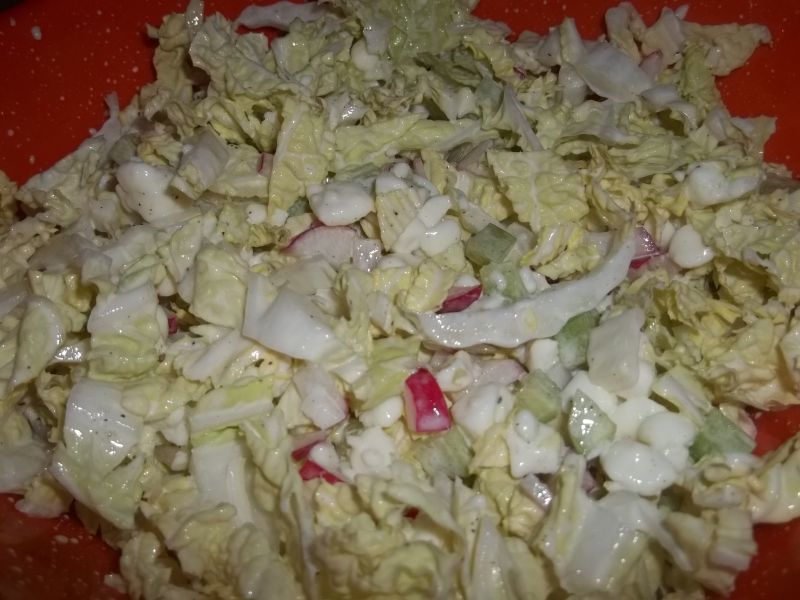 Sałatka z dodatkiem serka wiejskiego