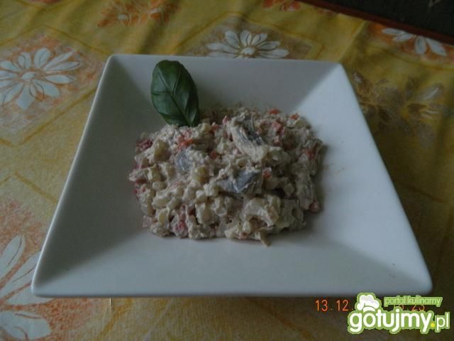 Sałatka z dodatkiem śledzi