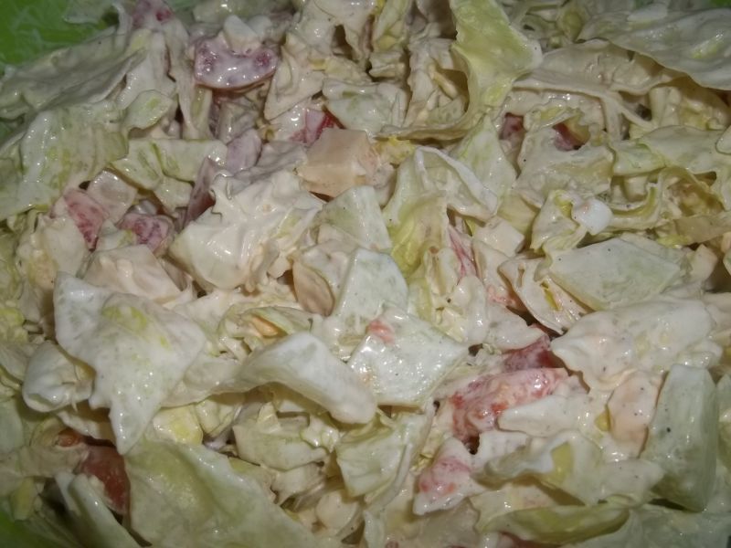 Sałatka z dodatkiem żółtego sera