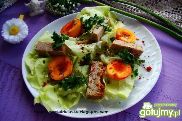 Sałatka z domowym pasztetem  Sałatka z domowym pasztetem