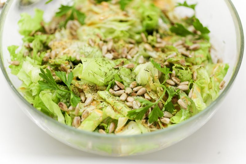 Sałatka z dressingiem arganowym i pesto pomidorowy Sałatka z dressingiem arganowym i pesto pomidorowy