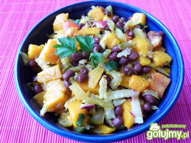 Sałatka z dyni, papryki z fasolą adzuki