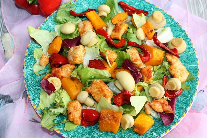 Sałatka z dynią, papryką, kurczakiem i pieczarkami