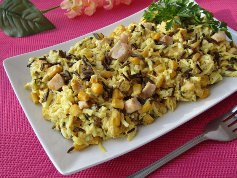 Sałatka z dzikim ryżem i kurczakiem 