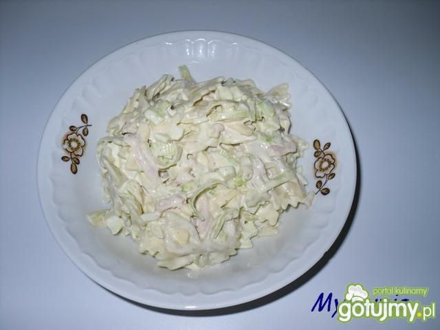 Sałatka z farfalle, serem i szynką