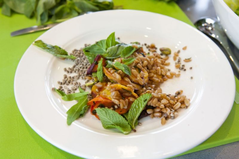 Sałatka z farro, pieczoną marchewką, pistacjami i rukolą Sałatka z farro, pieczoną marchewką, pistacjami i rukolą