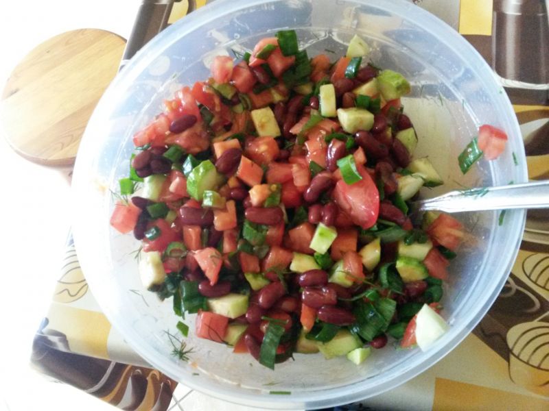 sałatka z fasolą czerwoną i ketchupem