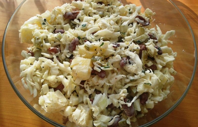 Sałatka z fasolą i ananasem