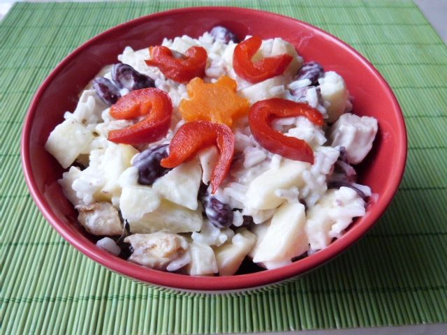 Sałatka z fasolą i mięsem z kurczaka Sałatka z fasolą i mięsem z kurczaka