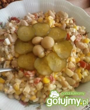 Sałatka z fasolą i pieczarkami