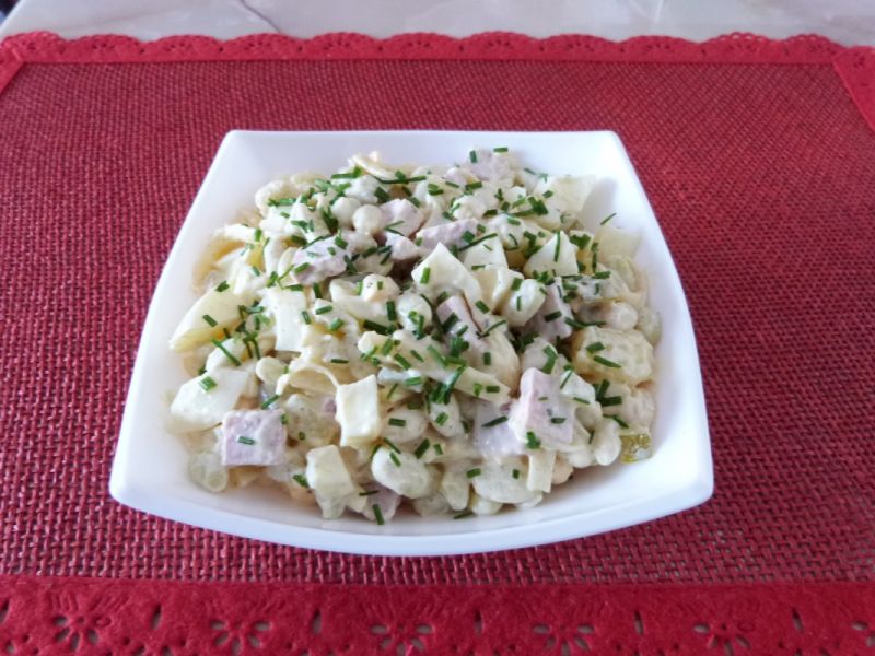 Sałatka z fasolą, serem i wędliną