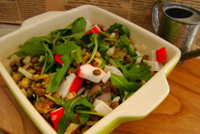 Sałatka z fasoli mung i paluszków krabowych  Sałatka z fasoli mung i paluszków krabowych