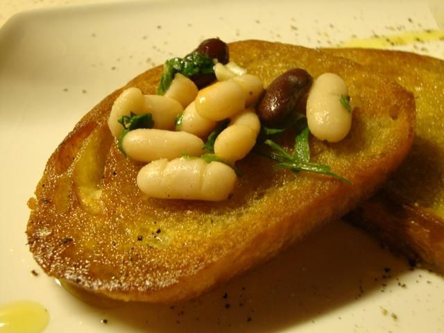 Sałatka z fasoli na  grzankach