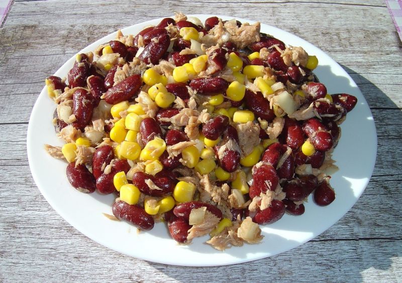 Sałatka z fasoli nerkowej z tuńczykiem i serem