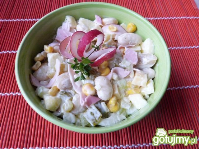 Sałatka z fasoli, szynki i żółtego sera