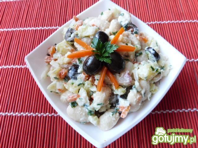 Sałatka z fasoli, ziemniaków i oliwek